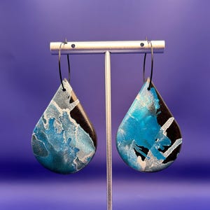 Kolczyki z rozpryskami farby w kolorze niebieskim, srebrnym i czarnym | Lekka, ręcznie robiona glina polimerowa | Funky Glam Boho Chic Modern Metallic Artsy | Okazja na imprezę
