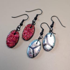 Piccoli orecchini scintillanti di tendenza, realizzati a mano con argilla polimerica / Gioielli festosi, funky e glamour