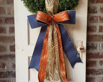 Couronne d'automne avec ruban bleu marine, orange et or, décoration de luxe pour porte d'entrée, nœud papillon.
