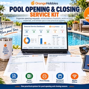 Könnte beinhalten: Ein digitales Service-Kit für die Pool-Öffnung und -Schließung mit einem Laptop, der ein saisonales Dashboard anzeigt, zwei gedruckten Arbeitsformularen, einem Becher mit der Aufschrift Good Pools Brighter Days und einem Notizbuch.