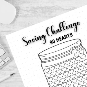 Może przedstawiać: Drukowany czarno-biały tracker wyzwania oszczędzania z tekstem "Saving Challenge 90 Hearts". Tracker zawiera słoik z 90 sercami w środku.