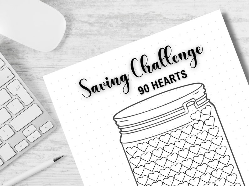 Może przedstawiać: Drukowany czarno-biały tracker wyzwania oszczędzania z tekstem "Saving Challenge 90 Hearts". Tracker zawiera słoik z 90 sercami w środku.