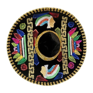 Può includere: Sombrero nero con finiture dorate e dettagli ricamati colorati. Il cappello presenta un'area circolare nera centrale, circondata da finiture dorate e motivi decorativi. Il design include accenti color arcobaleno e figure stilizzate.