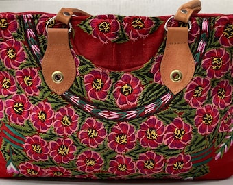 Bolso guatemalteco bordado con flores rojas y asas de cuero, hecho a mano