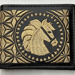 Cartera para hombre con caballo bordado en oro mexicano