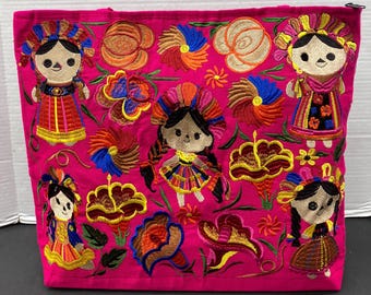 Bolso de mano con muñeca bordada: Diseño guatemalteco hecho a mano