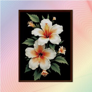 Pode incluir: Uma pintura emoldurada de duas flores de hibisco brancas com centros laranja sobre um fundo preto. As flores são cercadas por folhas verdes.