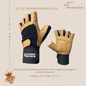 Könnte beinhalten: Tanfarbene Gewichtheberhandschuhe aus Leder mit schwarzen Handgelenksbändern und einem schwarzen Handgelenksriemen mit dem Text "JOHARA SPORTS". Die Handschuhe sind für das Heben schwerer Gewichte konzipiert und haben ein fingerloses Design. Der Text "JS-103 TRAININGSHANDSCHUHE" befindet sich oben im Bild.