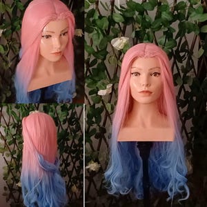 Peut inclure: Perruque rose et bleue ombrée coiffée sur une tête de mannequin. La perruque présente de longs cheveux roses raides qui se fondent en bleu vif aux pointes. Le mannequin est présenté devant un fond de verdure.