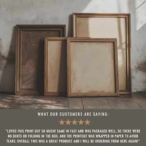 Puede incluir: Cuatro marcos de fotos de madera de diferentes tama&ntilde;os, apoyados contra una pared. Los marcos tienen un tono marr&oacute;n c&aacute;lido, y el papel interior tiene una apariencia vintage y envejecida. El texto "WHAT OUR CUSTOMERS ARE SAYING:" es visible en la parte inferior.