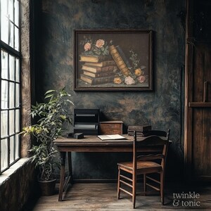Puede incluir: Un interior de estilo vintage con un escritorio de madera, una silla y una pintura enmarcada de libros y rosas. Una planta en maceta est&aacute; cerca de una ventana grande. La habitaci&oacute;n tiene una est&eacute;tica oscura y r&uacute;stica.