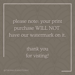 Op de afbeelding: Digitale print met een decoratief bruin achtergrondpatroon. De tekst vermeldt dat de aankoop van de print geen watermerk zal hebben en bedankt de kijker. De naam van de winkel staat onderaan de afbeelding.