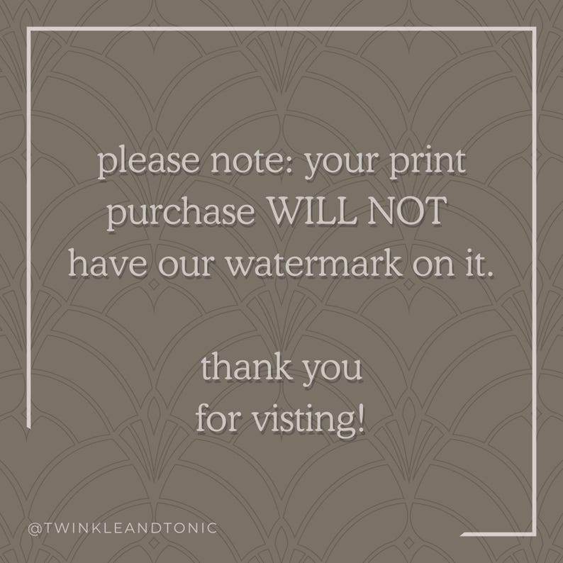 Op de afbeelding: Digitale print met een decoratief bruin achtergrondpatroon. De tekst vermeldt dat de aankoop van de print geen watermerk zal hebben en bedankt de kijker. De naam van de winkel staat onderaan de afbeelding.