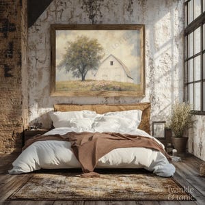 Op de afbeelding: Een slaapkamer met een ingelijst landschapsschilderij van een witte schuur en een boom. Het bed heeft wit beddengoed, een bruine sprei en een patroonkleed. De kamer heeft een rustieke, vintage esthetiek met baksteen en een groot raam.