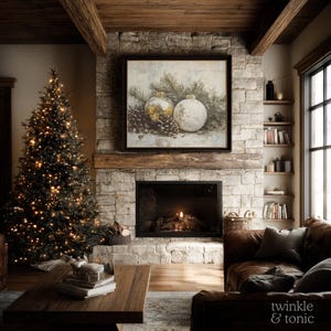 Op de afbeelding: Een gezellige woonkamer met een versierde kerstboom, een stenen open haard en een ingelijst schilderij van kerstversieringen. De kamer heeft een bruine leren bank, houten balken en een salontafel.
