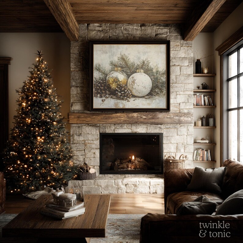 Op de afbeelding: Een gezellige woonkamer met een versierde kerstboom, een stenen open haard en een ingelijst schilderij van kerstversieringen. De kamer heeft een bruine leren bank, houten balken en een salontafel.