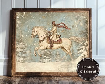 Peut inclure: Impression d'art vintage encadrée représentant une personne à cheval dans un paysage enneigé. Le cavalier porte un manteau et un chapeau, avec une écharpe rouge. L'œuvre a un aspect vieilli.