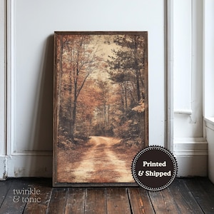 Peut inclure: Une impression murale encadrée rectangulaire représentant un chemin forestier aux tons sépia avec de grands arbres et un feuillage d'automne. L'impression est dans un cadre en bois brun foncé. Un badge noir circulaire avec le texte blanc Printed & Shipped est visible.