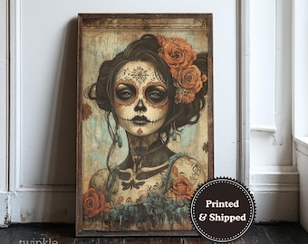 Può includere: Stampa incorniciata di una donna con trucco da teschio di zucchero, ornata di rose arancioni tra i capelli. L'opera presenta dettagli intricati e un'estetica vintage, con le parole "Printed & Shipped" su un adesivo circolare.