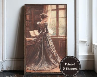 Può includere: Una stampa vintage incorniciata raffigura una donna in un lungo abito ornato, che legge vicino a una finestra. L'opera d'arte presenta una tavolozza di colori scuri con uno sfondo di biblioteca. La stampa è in una cornice di legno. Il testo "twinkle & tonic" è in basso a sinistra.