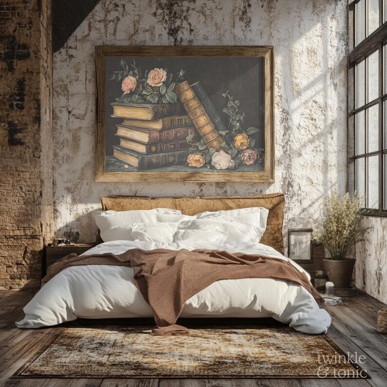 Puede incluir: Un dormitorio con una cama con ropa de cama blanca y una manta marr&oacute;n. Encima de la cama cuelga una obra de arte enmarcada que representa libros y rosas. La habitaci&oacute;n tiene un ambiente vintage, con ladrillos a la vista y una ventana grande.
