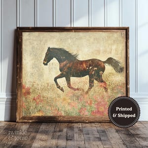 Peut inclure: Impression encadrée d'un cheval brun galopant dans un champ de fleurs. L'œuvre d'art a une esthétique vintage avec un fond vieilli et un cadre en bois. Le texte "twinkle & tonic" est dans le coin inférieur gauche.