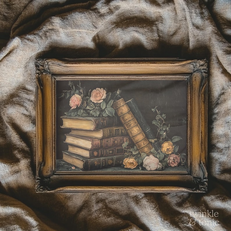 Puede incluir: Una impresi&oacute;n vintage enmarcada que presenta una naturaleza muerta de libros antiguos y rosas. Los libros, con cubiertas doradas, est&aacute;n apilados e inclinados. Rosas rosas y amarillas con hojas verdes est&aacute;n dispuestas alrededor de los libros. El marco es ornamentado y dorado.