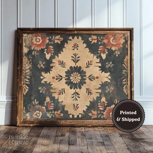 Könnte beinhalten: Gerahmtes Wandbild mit einem verwitterten Blumendesign in Marineblau, Beige und Rosttönen. Das Kunstwerk, das in einem Holzrahmen gefasst ist, hat ein zentrales Blumenmotiv. Die Worte "twinkle & tonic" befinden sich unten links.