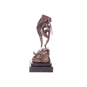 Bronzen beeld van een Indiase westerse opperhoofd op een marmeren voetstuk in antieke stijl.
