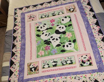 Manta acolchada con pandas juguetones