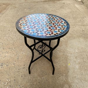 Może przedstawiać: Zestaw trzech ceramicznych kubków z nakrapianym, matowym wykończeniem. Każdy kubek ma inny kolor: jasnoniebieski, kremowy i szary. Kubki mają prosty, nowoczesny design i wygodny uchwyt.