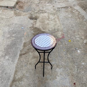 Może przedstawiać: Zestaw trzech ceramicznych kubków z nakrapianym, matowym wykończeniem. Kubki są w odcieniach kremowym, jasnobrązowym i ciemnobrązowym. Każdy kubek ma prosty design i zaokrąglony uchwyt.