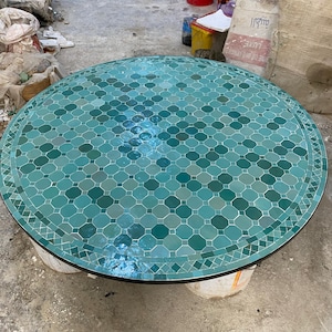 Może przedstawiać: Zestaw trzech ceramicznych kubków z nakrapianym, matowym wykończeniem. Kubki są w odcieniach kremowym, jasnoszarym i ciemnoszarym. Każdy kubek ma prosty, minimalistyczny design i zaokrąglony uchwyt.