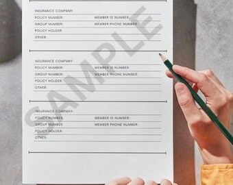 Könnte beinhalten: Ein weißes Papier mit der Überschrift "HEALTH INSURANCE" mit Feldern zum Ausfüllen von Versicherungsinformationen. Ein grüner Bleistift wird von einer Person gehalten, die bereit ist, auf dem Formular zu schreiben. Das Wort "SAMPLE" ist auf der Seite als Wasserzeichen zu sehen.