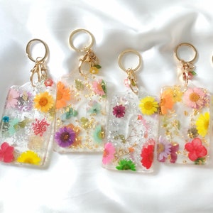 Porte-cartes de visite/ Porte badge en résine avec des fleurs séchées/ Insigne de fleurs/ cadeau unique pour femme/ Accessoire badge floral
