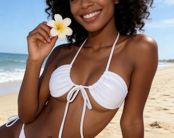 Weißer, gerippter Triangel-Bikini mit goldenem Anhänger – Verstellbares Oberteil mit Schnürung und Höschen mit seitlichen Bindebändern – Minimalistische Bademode