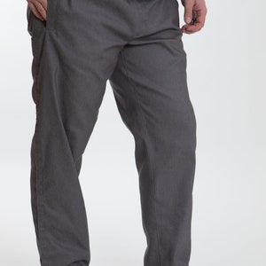 K&ouml;nnte beinhalten: Graue Freizeithose mit Kordelzug. Die Hose ist aus einem weichen, bequemen Stoff und hat eine lockere Passform.