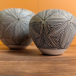 Macetas antiguas de Acoma Pueblo pintadas a mano para semillas – Diseño geométrico en blanco y negro (Firmadas por C. Chino)