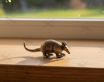 Miniatura de estatua de armadillo, figura de animal de latón, regalo de Texas, decoración rústica para el hogar, adorno de escritorio único.