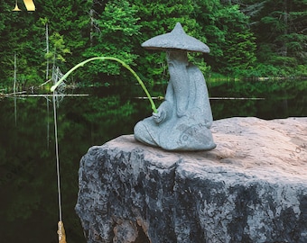 Escultura de pescador zen hecha de piedra, adorno de jardín Feng Shui, decoración rústica japonesa, añade paz, equilibrio y encanto a cualquier hogar o jardín.