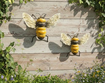 Decoración rústica de pared con abejas de hierro: Arte de jardín de metal hecho a mano, juego de 2, decoración de jardín estilo granja, escultura de abeja para exteriores, adorno rústico de pared.