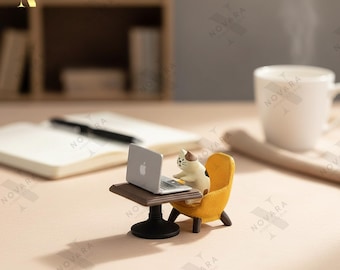 Figura de gato adorable para portátil, decoración de escritorio para trabajar desde casa, gato de oficina en miniatura, regalo divertido para trabajar desde casa, pequeño accesorio de escritorio para amantes de los gatos.