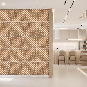 Könnte beinhalten: Ein modernes Interieur mit einer Akzentwand aus Holz mit einem geometrischen Muster aus diagonalen Linien. Die Wand besteht aus quadratischen Paneelen mit hellbraunem Holzfinish und weißen Akzenten. Der Raum umfasst auch eine Küche mit Barhockern.