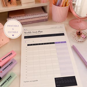 Könnte beinhalten: Eine weiße Papier-Vorlage für einen wöchentlichen Studienplan mit schwarzem Text und einem violetten Raster. Das Dokument enthält Abschnitte für Name, akademische Reihe, Zeitplan, Fächer, Top-Drei-Prioritäten und einen Energie-Tracker.