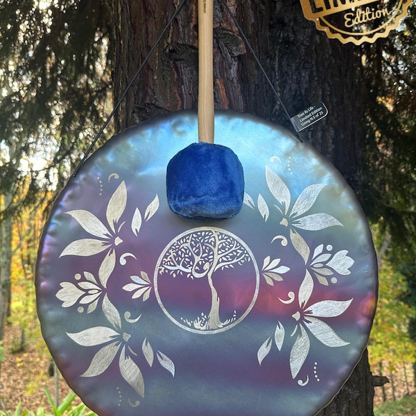 Handgegraveerde levensboom-gong + gratis blauwe hamer. Beperkte oplage voor meditatie en aarding.