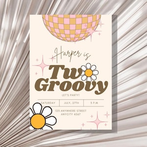 Puede incluir: Una tarjeta de invitación rosa y marrón con una bola de discoteca, una margarita y el texto "Harper is Two Groovy" con la fecha y la hora de la fiesta.  Let's Party! Sábado, 27 de julio, 3 p.m. 123 Anywhere Street, Anycity 4567.