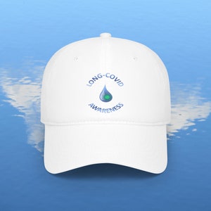 Puede incluir: Gorra de béisbol blanca con un gráfico de gota de agua azul y el texto "Long-COVID Awareness" en un círculo alrededor de la gota.