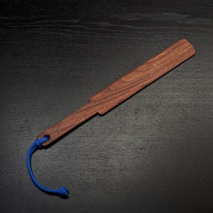Mini Abgewinkeltes Spanking Paddle aus Nussbaum