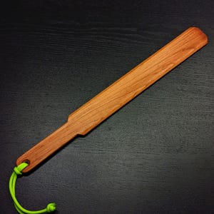 Abgeschrägtes Paddel aus Kirschholz