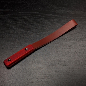 Gürtelklatsche aus Padaukleder